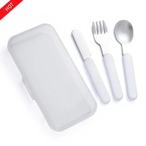 Puede incluir: Una caja de plástico blanca con un cuchillo, un tenedor y una cuchara blancos con mangos blancos.