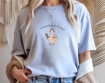 T-shirt avec illustration de canard « Outnumbered By Boys » | Vie de maman, maman de foot
