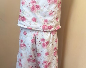 Conjunto de dos piezas para mujer con estampado floral y encaje.