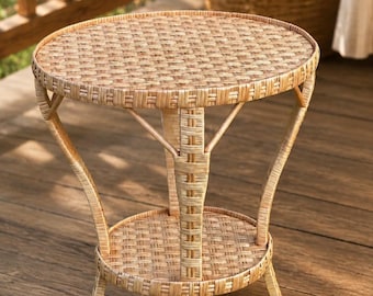 Kleiner runder Weiden Couchtisch, Weidentisch mit Regal, Boho Terrasse Beistelltisch, rustikale Garten Rattan Dekorplatte