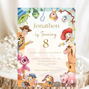 Op de afbeelding: Een kleurrijke verjaardagsuitnodiging met stripfiguren. De tekst luidt "Jonathon wordt 8" met evenementdetails. Het ontwerp bevat illustraties van Woody, Jessie en andere personages.