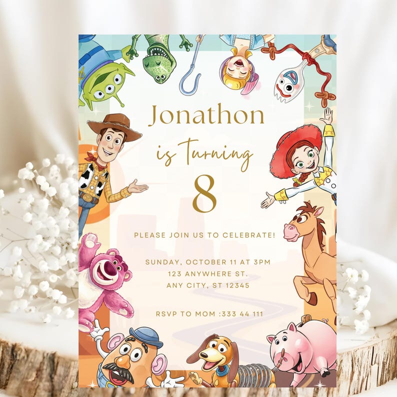 Op de afbeelding: Een kleurrijke verjaardagsuitnodiging met stripfiguren. De tekst luidt "Jonathon wordt 8" met evenementdetails. Het ontwerp bevat illustraties van Woody, Jessie en andere personages.