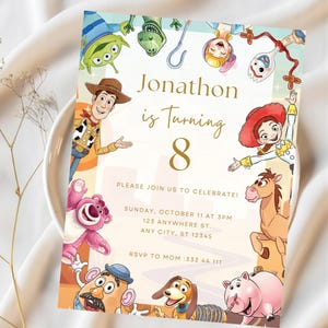 Op de afbeelding: Een verjaardagsuitnodiging met personages uit de film Toy Story. De uitnodiging bevat de tekst "Jonathon wordt 8" en feestdetails. Het ontwerp bevat een lichtbeige achtergrond met cartoon illustraties.