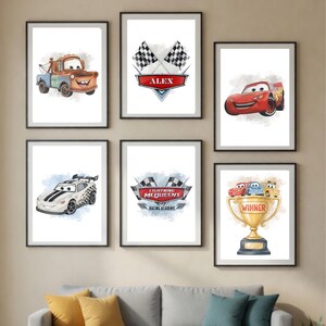 Könnte beinhalten: Set aus sechs gerahmten Kunstdrucken mit Aquarellillustrationen von Charakteren und Rennmotiven aus dem Film Cars. Enthält Bilder von Mater, Lightning McQueen, Rennflaggen und einer Trophäe mit dem Wort "Winner".