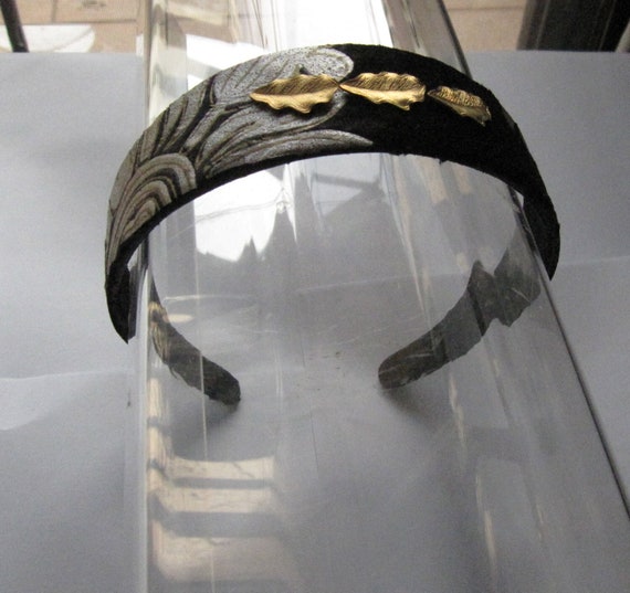 Black and Silver Flower Headband With Gold Metal Leaf Center  display picture 3