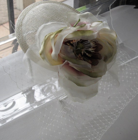 7977 Retro Sinamay Pearl Decoration Wedding Hat With Hairband Holder Hair Ivory Silk Flower Sinamay Fascinator Hat With Veil and Pearl  main image 2