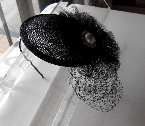 7122 Retro Sinamay Pearl Decoration Wedding Hat With Hairband Holder Hair Pearl White Fascinator -  main image 2