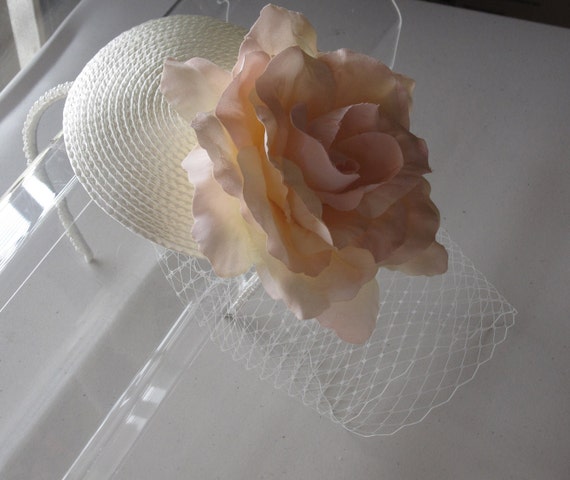 Silk Flower Ivory Straw Fascinator Hat With Veil and Pearl  display picture 1