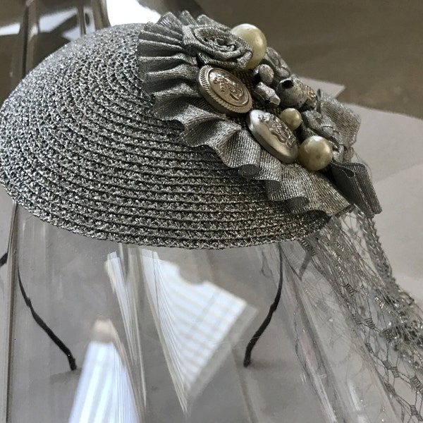 Silberner Stroh Fascinator Hut mit Perlenketten-Applikation, Schleier und Satin-Stirnband, für Hochzeiten, Partys, besondere Anlässe