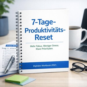 Könnte beinhalten: Ein weißes Spiralbuch mit dem Titel "7-Tage-Produktivitäts-Reset" in blauer Schrift. Das Notizbuch ist geöffnet, mit Text auf den Seiten. Ein Stift, Haftnotizen, ein Laptop, eine Kaffeetasse und eine Brille liegen auf einer Holzoberfläche.