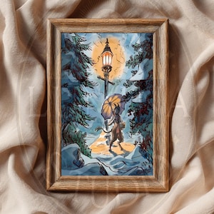Puede incluir: Una impresión artística enmarcada que representa una escena de fantasía. Una figura similar a un centauro camina bajo un paraguas cerca de una farola en un bosque nevado. La obra de arte presenta una paleta de colores cálidos con azules, naranjas y verdes. El marco es de madera.
