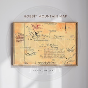 Puede incluir: Un mapa enmarcado titulado "Hobbit Mountain Map" con ilustraciones de montañas, un dragón y texto. El mapa está en un marco de madera y presenta una rosa de los vientos y varias inscripciones.