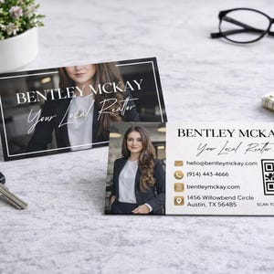 Puede incluir: Un juego de tres cuencos apilables de cerámica en tonos azules, verdes y blancos. Los cuencos presentan un esmalte moteado y un diseño sencillo. El cuenco más grande mide unos 20 cm de diámetro.