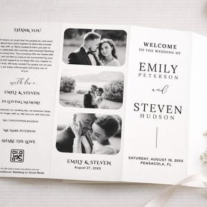 Op de afbeelding: Een wit trouwprogramma met zwarte tekst en drie zwart-witfoto's van een stel. Het programma bevat de namen Emily Peterson en Steven Hudson, samen met de trouwdatum en -locatie.