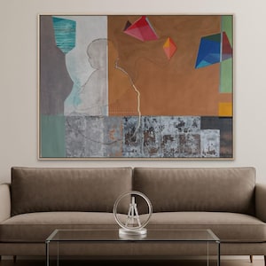 Pode incluir: Pintura abstrata com formas geométricas em vermelho, azul e amarelo sobre um fundo castanho. A obra apresenta um contorno de figura e uma secção inferior texturizada. Um sofá castanho e uma mesa de centro de vidro estão em primeiro plano.