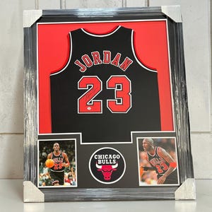 Puede incluir: Un letrero de madera hecho a mano con la palabra "Welcome" en una fuente juguetona. Presenta un fondo blanco desgastado y un borde marrón oscuro, perfecto para una puerta de entrada o recibidor.