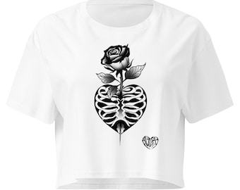 Crop top femme – design cœur anatomique et rose – style tattoo – illustration artistique