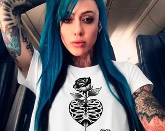 Crop top femme – design cœur anatomique et rose – style tattoo – illustration artistique
