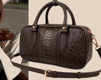Borsa a mano di lusso in pregiata pelle di struzzo marrone, borsa Boston di lusso, borsa a baguette strutturata, borsetta in pelle esotica, borsa a tracolla Bridget.