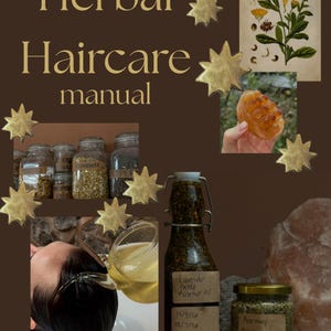 Könnte beinhalten: Eine digitale Collage mit dem Titel Herbal Haircare manual, verziert mit goldenen Sternen, einer botanischen Illustration, einer bernsteinfarbenen Seife, Gläsern mit getrockneten Kräutern, einer Teekanne und beschrifteten Glasflaschen.