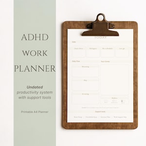 Op de afbeelding: Een houten klembord bevat een wit plannerblad met secties voor dagelijkse taken en notities. De planner is gelabeld "ADHD WORK PLANNER" en bevat de tekst "Ongedateerd productiviteitssysteem met ondersteuningstools" en "Afdrukbare A4-planner."