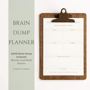 Peut inclure: Un presse-papiers en bois avec une feuille de planification imprimée, avec des sections pour les tâches, les soucis, les idées et l'évitement. Le texte à gauche indique "Brain Dump Planner" et "ADHD Brain Dump template". Le planificateur est conçu pour la réinitialisation de la charge mentale.