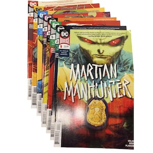 Puede incluir: Una pila de cómics de Martian Manhunter de DC Comics. Las portadas presentan colores vibrantes, con el personaje principal en un lugar destacado. Los cómics forman parte de una maxi-serie de 12 números.