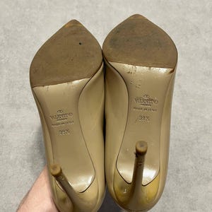 Puede incluir: Par de zapatos de tac&oacute;n Valentino beige, talla 39 1/2, con tacones de aguja. Las suelas est&aacute;n desgastadas y los tacones tienen un ligero tinte amarillo. Los zapatos est&aacute;n hechos en Italia.