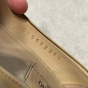 Puede incluir: Primer plano del interior de un zapato de cuero beige. La plantilla del zapato muestra el n&uacute;mero "31559239 1/2" en letras doradas. La marca "Valentino Garavani" es visible.