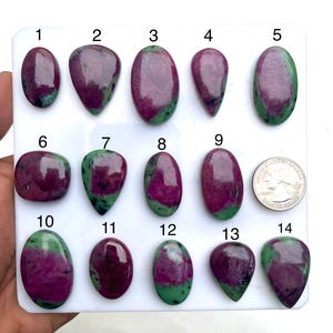 Natuurlijke robijn-zoisiet cabochon, gepolijste edelsteen met prachtige robijnkristallen en een natuurlijke groene zoisiet matrix, ideaal voor ringen en hangers.