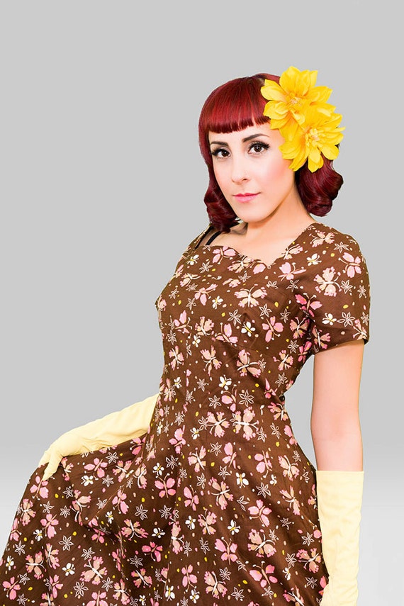 Vintage 1950s Dress / 50s Novelty Print Dress / V