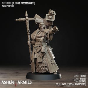 Może przedstawiać: Szczegółowa miniaturowa figurka War Propheta z serii "Bleeding Procession Pt.1". Figurka ubrana jest w długi płaszcz i zbroję, trzyma laskę i gestykuluje jedną ręką. Podstawa ma 32 mm, skala 32 mm, a wysokość 33 mm.