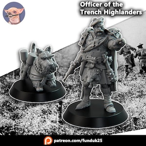 Puede incluir: Imagen en escala de grises con dos figuras detalladas. Una es un oficial escocés de las Tierras Altas con un rifle, y la otra es un perro con una mochila. El texto "Officer of the Trench Highlanders" está en la parte superior. Las figuras están sobre bases negras.