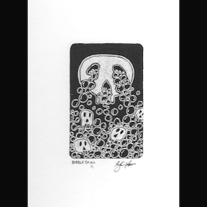 Puede incluir: Ilustración en blanco y negro de una calavera con burbujas. La calavera es el punto focal, con una gran forma de calavera en la parte superior y formas de calavera más pequeñas dentro de las burbujas. El texto "BUBBLE SKULL" está en la parte inferior.