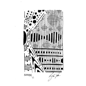 Puede incluir: Impresión artística abstracta en blanco y negro con formas geométricas y patrones. La palabra "SHADE" está impresa en la parte inferior, junto con el número "1/1" y una firma. Una obra de arte única y original.
