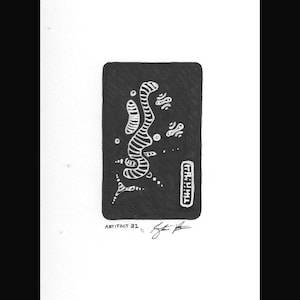 Puede incluir: Ilustración en blanco y negro de un diseño abstracto sobre una tarjeta rectangular. El diseño presenta una forma rayada en forma de gusano y varias formas punteadas más pequeñas. El texto "ARTIFACT 02" y una firma están en la parte inferior.