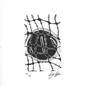 Puede incluir: Dibujo abstracto en tinta en blanco y negro. Una forma circular está encerrada dentro de una estructura similar a una red. La obra está firmada y numerada 1/25.