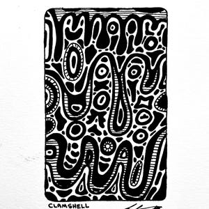 Puede incluir: Dibujo abstracto en tinta negra y blanca sobre papel. La obra presenta una forma rectangular llena de formas orgánicas, líneas y patrones fluidos. La palabra "CLAMSHELL" está escrita en la parte inferior, junto con una firma.