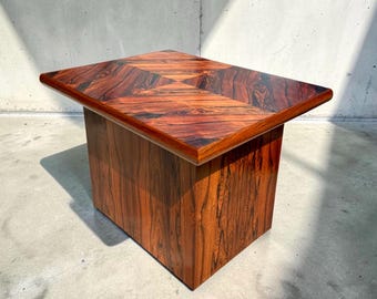 Mesa de centro con pedestal de palisandro brasileño estilo Milo Baughman – Chapa de madera con veta simétrica, diseño escultural de mediados de siglo.