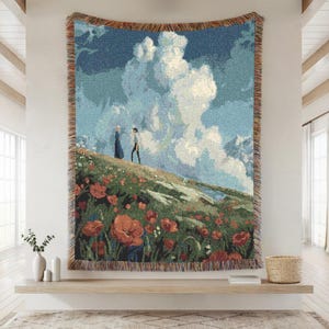 Puede incluir: Tapiz tejido que representa un paisaje con dos figuras en una ladera con amapolas rojas. El cielo es azul y blanco, con un borde con flecos. El tapiz se exhibe en una pared.