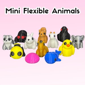 Puede incluir: Una colección de figuras de animales flexibles en miniatura y de colores. El surtido incluye una abeja, una ballena y un pájaro, junto con otras criaturas. El texto "Mini Flexible Animals" se muestra en la parte superior de la imagen.