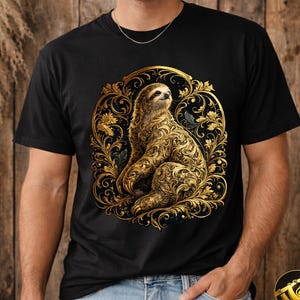 Puede incluir: Camiseta negra con un diseño detallado de perezoso dorado dentro de un marco ornamentado. El perezoso está representado con patrones intrincados, sobre un fondo oscuro. El diseño incluye el texto "LowEnergy Animals" en la esquina inferior derecha.