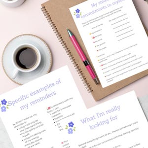 Puede incluir: Un juego de diario y bolígrafo con el texto "Write Without Pressure" y "Organize your thoughts". El diario tiene páginas rayadas y indicaciones para la autorreflexión. Una taza de café y una pequeña planta también están en la imagen.