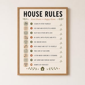 Könnte beinhalten: Ein gerahmtes Wandposter mit dem Titel HOUSE RULES und dem Untertitel Kind Hearts • Happy Home. Es listet zehn nummerierte Regeln von 1 bis 10 auf, jede begleitet von einem kleinen Symbol in einem Quadrat, darunter ein Korb und ein Herz.