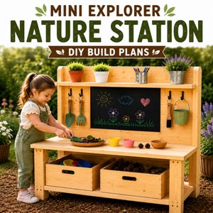 Pode incluir: Uma estação de natureza em madeira com um quadro-negro central com desenhos coloridos, uma prateleira superior com plantas em vasos e lápis, e ganchos para ferramentas de jardim. A base inclui duas caixas de madeira com objetos naturais.