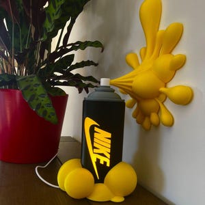 Lámpara de aerosol con pintura de grafiti: decoración de arte callejero iluminada