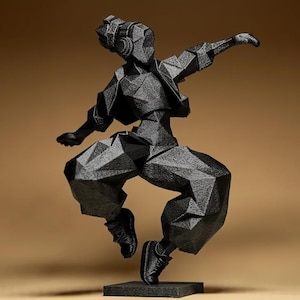 Peut inclure: Une sculpture géométrique low-poly noir mat représentant une personne dans une pose de danse dynamique. La silhouette porte un casque, une veste courte et un pantalon ample, le tout rendu avec des facettes angulaires et une surface texturée.
