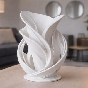 Può includere: Un vaso bianco opaco caratterizzato da un design scultoreo complesso con molteplici strati curvi e sovrapposti a forma di nastro che si avvolgono verso l'alto da una base circolare, creando una struttura aperta con un'ampia apertura superiore.