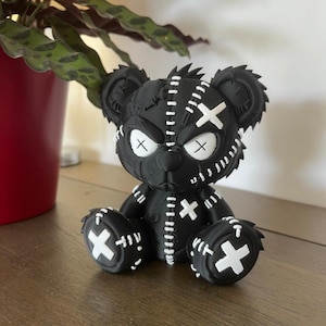 Statuetta di orso nero con cicatrici - Giocattolo artistico Pop Art Goth - Oggetto da collezione dal design ribelle e alternativo