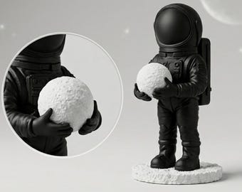 Figurine Astronaute tenant la Lune - Sculpture Spatiale - Décoration Bureau Astronomie Impression 3D